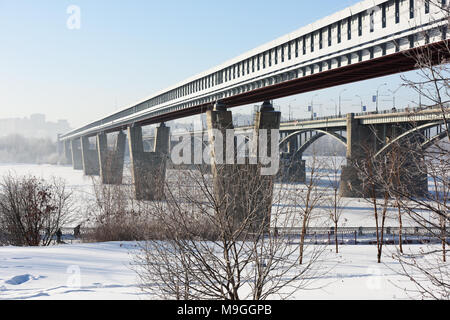 Novosibirsk, Russie - Décembre 20, 2014 Métro : pont sur la rivière Ob dans une journée d'hiver. C'est le plus long pont de métro avec la longueur 2145 m Banque D'Images