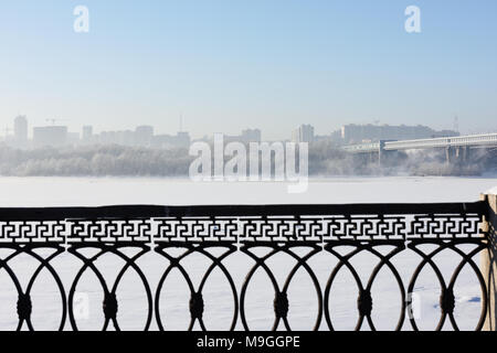 Novosibirsk, Russie - Décembre 20, 2014 Métro : pont sur la rivière Ob et rive gauche partie de la ville. C'est le plus long pont de métro avec la le Banque D'Images