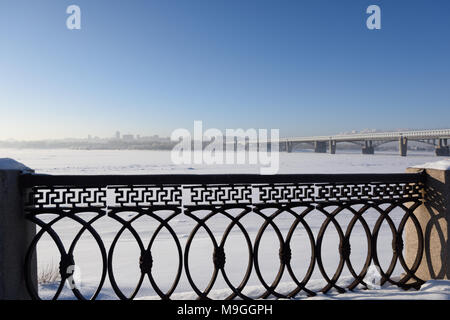 Novosibirsk, Russie - Décembre 20, 2014 Métro : pont sur la rivière Ob et rive gauche partie de la ville. C'est le plus long pont de métro avec la le Banque D'Images