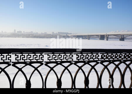 Novosibirsk, Russie - Décembre 20, 2014 Métro : pont sur la rivière Ob et rive gauche partie de la ville. C'est le plus long pont de métro avec la le Banque D'Images