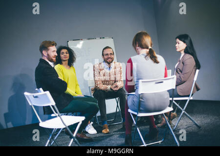 Grand groupe de personnes ayant une séance de counseling. Banque D'Images