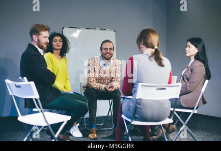 Grand groupe de personnes ayant une séance de counseling. Banque D'Images