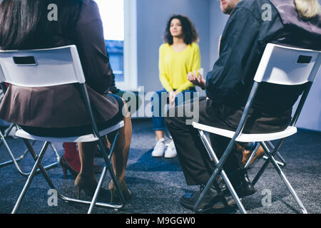 Grand groupe de personnes ayant une séance de counseling. Banque D'Images