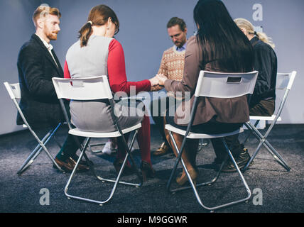 Grand groupe de personnes ayant une séance de counseling. Banque D'Images