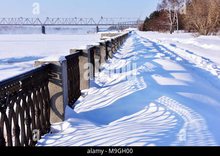 Novosibirsk, Russie - le 23 janvier 2015 : remblai de l'Ob River dans le parc 'Ville origine". Vieux pont de chemin de fer transsibérien (visible sur l'arrière) Banque D'Images