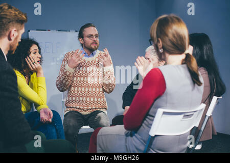 Coach et le groupe de support au cours de thérapie psychologique. Banque D'Images