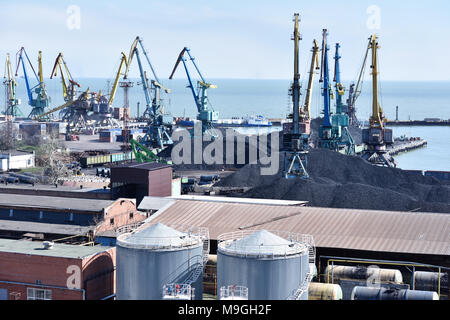 Taganrog, Russie - 11 mars 2015 : vue d'aérogares de fret de port maritime. Port de Taganrog a été trouvé en 1698 par l'empereur Pierre le Grand Banque D'Images