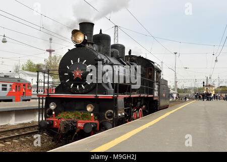 Saint-pétersbourg, Russie - Mai 7, 2015 : Les gens qui regardent le défilé des locomotives à vapeur dédié à la victoire de la DEUXIÈME GUERRE MONDIALE 24. L'événement recrée l'atmos Banque D'Images