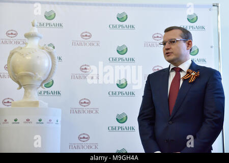 Pavlovsk, St Petersburg, Russie - le 29 avril 2015 : Président de la banque du nord-ouest de la Sberbank Dmitry Kurdyukov au cours de la cérémonie du retour de marb Banque D'Images