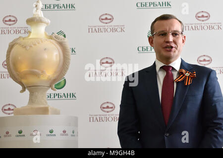 Pavlovsk, St Petersburg, Russie - le 29 avril 2015 : Président de la banque du nord-ouest de la Sberbank Dmitry Kurdyukov au cours de la cérémonie du retour de marb Banque D'Images