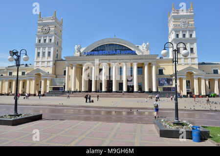 Kharkov, Ukraine - 5 juin 2014 : les personnes devant le bâtiment de la gare principale. Le bâtiment inauguré en 1952, au lieu du précédent bui Banque D'Images