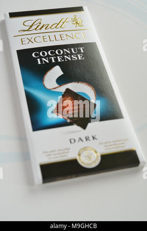 Barre de chocolat Lindt Excellence noix de coco intense foncé sur fond blanc Banque D'Images