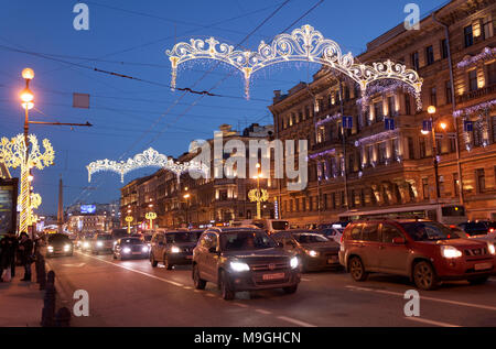 Saint-pétersbourg, Russie - 27 décembre 2015 : Le trafic sur l'avenue Nevsky nuit décorée pour Noël et le Nouvel An. C'est la principale avenue Banque D'Images