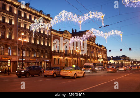 Saint-pétersbourg, Russie - 27 décembre 2015 : Le trafic sur l'avenue Nevsky nuit décorée pour Noël et le Nouvel An. C'est la principale avenue Banque D'Images