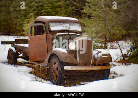 Un vieux, rouillé 1936 Chevy 1 camionnette 1/2 tonne, près de Noxon, Montana. Banque D'Images