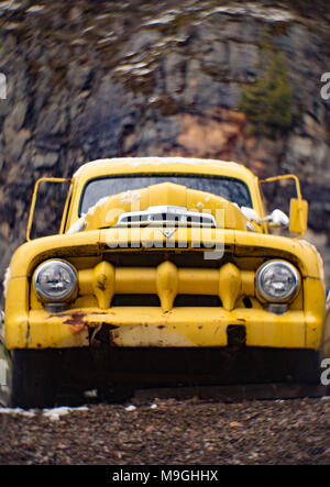 Un vieux jaune, 1951 Ford F5 camion agricole, dans une carrière de pierres, à l'Est de l'Idaho Clark Fork. Banque D'Images