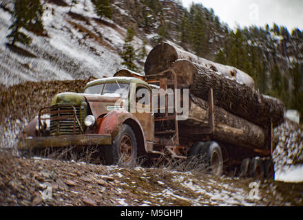 Un International 1943 K-10 camion semi remorque tracteur log, dans une ancienne carrière, à l'Est de l'Idaho Clark Fork. Banque D'Images