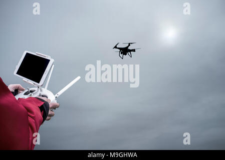 Pilote aux commandes drone avec FPV ou première personne Voir l'appareil sur la télécommande. Approche de manœuvre Banque D'Images