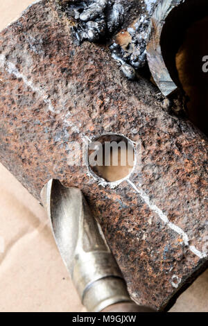 Foret pour métal. Un trou percé dans la partie en acier Banque D'Images