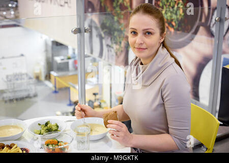 SAMARA, RUSSIE - MARS 25 , 2018 : Intérieur du restaurant Ikea store . Banque D'Images