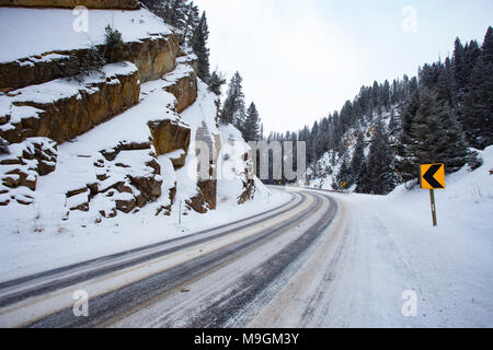 Un virage de la route avec les conditions de route glacée, à la Georgetown Pass, Montana sur la Route 1, au sud-est de Philipsburg, MT. Banque D'Images