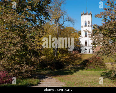 Palais néo-gothique dans un jardin anglais, le siège de la famille Krasinski. En ce moment Musée Romantique. Opinogora, province de Mazovie, Pologne, Europe Banque D'Images