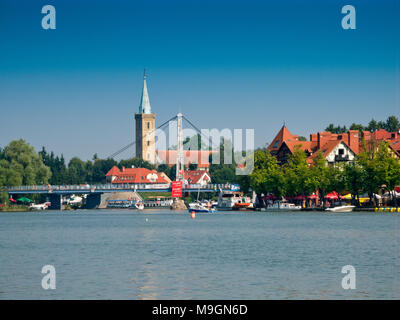 Lac Mikolajskie, paysage urbain de Mikolajki. Lacs de Mazurie District. Warmian-Masurian province, en Pologne. L'Europe. Banque D'Images