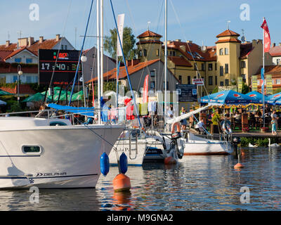 Port de plaisance sur le lac Mikolajskie. Le paysage urbain de Mikolajki en arrière-plan. Lacs de Mazurie District. Warmian-Masurian province, en Pologne. L'Europe. Banque D'Images