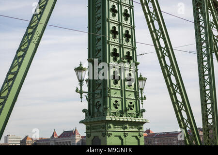 En fonte de fer pont de la liberté, à Budapest, Hongrie Banque D'Images