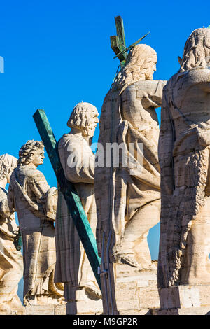 Jésus Christ statue avec ses 12 disciples au sommet de la cathédrale St Pierre, Vatican, Rome, Latium, Italie. Banque D'Images