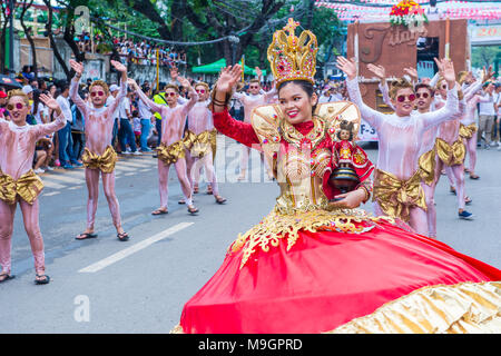 Les participants au festival Sinulog à Cebu aux Philippines Banque D'Images