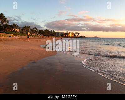 Le sable et les vagues sur la plage jeune Charley brille la lumière déclinante du soleil couchant, South Kihei, Maui, Hawaii, USA Banque D'Images