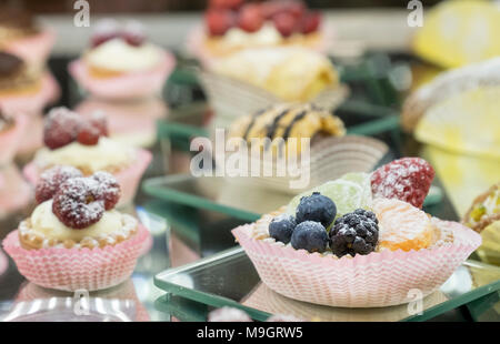 Grand choix de pâtisseries et de gâteaux sur l'affichage à l'écran en verre réfrigéré à l'intérieur du cabinet café restaurant italien, Rome, Italie Banque D'Images