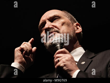 ZAMOSC, Pologne - 20 avril 2013 : Le ministre de la Défense nationale de Antoni Macierewicz, lors d'une de ses discours. Banque D'Images