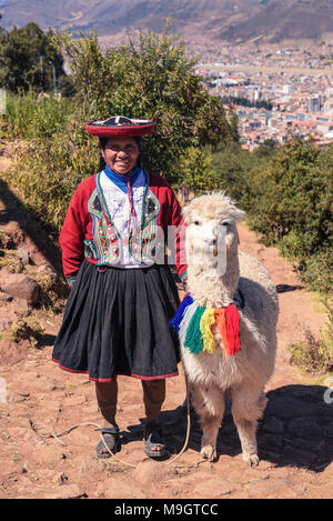 Femme péruvienne avec Lama à Cusco Banque D'Images