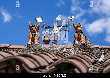 Toritos de Pucara - symbole du Pérou sur le toit de la chambre Banque D'Images