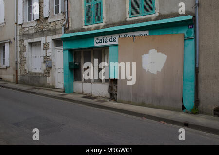 Petite ville Cafe - Café de l'Europe, fermé et arraisonné, Civray, France Banque D'Images