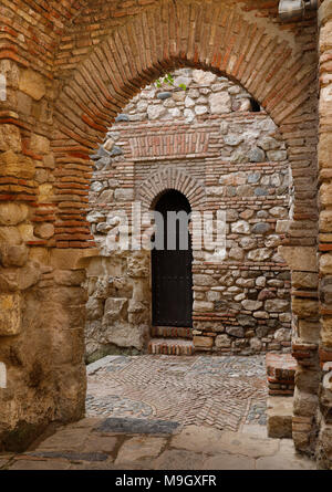 Les arcades en pierre de l'Alcazaba de Malaga à Malaga, Espagne. Banque D'Images