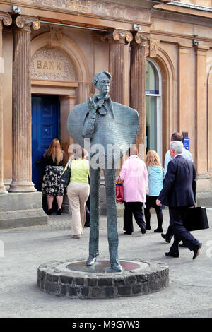 Statue commémorant WB Yeats et le personnel de la Banque de l'Ulster turning up pour travailler, Sligo, Comté de Sligo, Irlande Banque D'Images