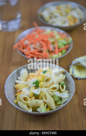 Bol de salade de pâtes fraîches de l'été sur bois Banque D'Images