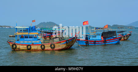 Nha Trang, Viêt Nam - Mar 21, 2016. Bateaux en bois accostage à un quai de pêche à Nha Trang, Vietnam. Banque D'Images