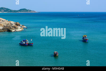 Nha Trang, Viêt Nam - Mar 21, 2016. Bateaux de pêche sur la mer à journée d'été à Nha Trang, Vietnam. Banque D'Images