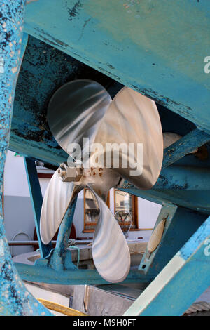 Hélice d'un navire de pêche se trouvant en cale sèche à Fisherman's terminal, Seattle Banque D'Images