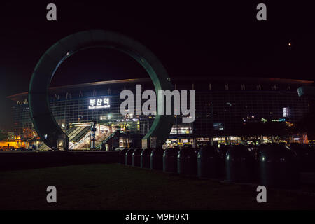 Busan, Corée - 2 Avril, 2016 : place de la gare de Busan Vue de nuit Banque D'Images