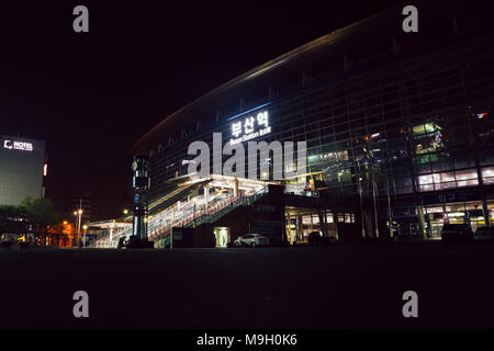 Busan, Corée - 2 Avril, 2016 : place de la gare de Busan Vue de nuit Banque D'Images