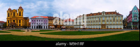 Vue panoramique de la Place Unirii à Timisoara dans nuageux jour d'automne, Roumanie Banque D'Images