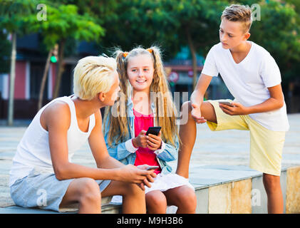 Heureux les jeunes enfants qui jouent des jeux actifs dans parc d'été chasse les uns les autres Banque D'Images