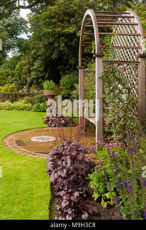 Arbour, siège de treillis en bois, l'art de la mosaïque de l'été et pelouse plantes frontière dans la belle, traditionnelle, conçu, jardin paysagé - West Yorkshire, Angleterre. Banque D'Images