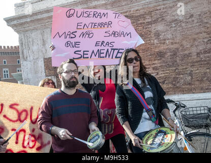 Rome, Italie. Mar 25, 2018. Manifestation à Rome pour se souvenir de Marielle Franco, conseiller municipal du parti socialisme et liberté (Psol, gauche), assassiné à Rio de Janeiro avec son chauffeur, avec quatre balles à la tête.Les balles qui ont tué Marielle et son chauffeur viennent d'un lot qui en 2006 a été vendu à la police fédérale de Brasilia par la Société Radio-Canada Crédit : Patrizia Cortellessa/Pacific Press/Alamy Live News Banque D'Images