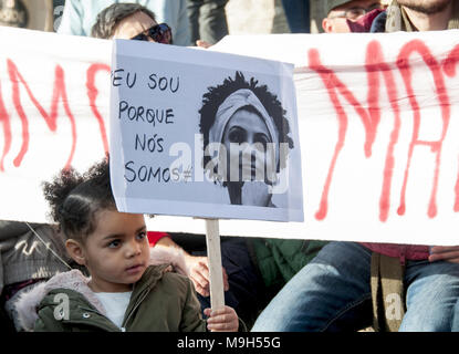 Rome, Italie. Mar 25, 2018. Manifestation à Rome pour se souvenir de Marielle Franco, conseiller municipal du parti socialisme et liberté (Psol, gauche), assassiné à Rio de Janeiro avec son chauffeur, avec quatre balles à la tête.Les balles qui ont tué Marielle et son chauffeur viennent d'un lot qui en 2006 a été vendu à la police fédérale de Brasilia par la Société Radio-Canada Crédit : Patrizia Cortellessa/Pacific Press/Alamy Live News Banque D'Images